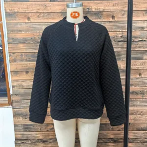 Black quilted long sleeve top detail view, casual V-neck design for autumn daily wear.
