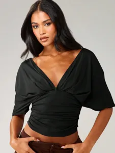 Nahaufnahme Details eines sexy Damen V-Ausschnitt Batwing Kurzarm Oberteils in Schwarz.