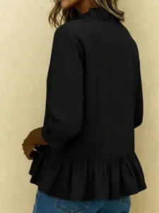 Détails du chemisier noir à manches longues pour femmes avec col volanté et bas volanté.