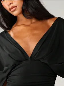 Detailansicht Damen sexy V-Ausschnitt Fledermausärmel Crop Top in Schwarz, Sommer Mode.