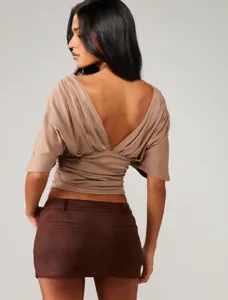 Detailansicht des sexy Damen V-Ausschnitt Fledermausärmel kurzen Oberteils in Khaki, Stil.