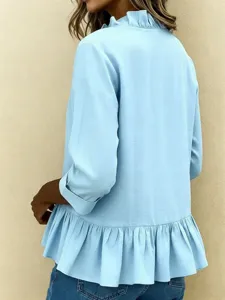 Vue détaillée du dos de la chemise femme en lin bleu clair à manches longues avec col à volants.