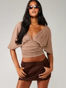 Nahaufnahme des stylischen V-Ausschnitt Fledermausärmel Crop Tops für schicke Frühlingsmode.