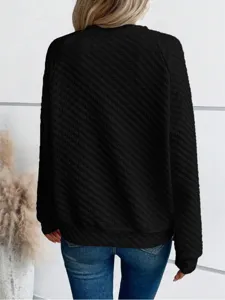 Detail view of women's casual long sleeve quilted sweatshirt in black, comfortable daily wear.