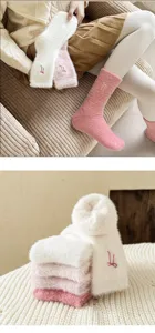 Cómodos calcetines de felpa para mujer de tubo medio con lindo bordado de lazo, cálidos de invierno.