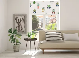 Szenendetail des Fensterrollos mit Topfpflanzenmuster in einem modernen Wohnzimmer eingerichtet.