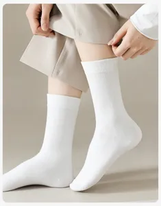 Comode calze bianche al polpaccio in cotone da donna, perfette per l'uso quotidiano in autunno e inverno.