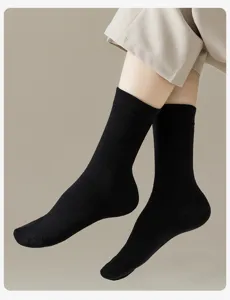 Comode calze da donna in cotone nero tinta unita, calzini medi classici per uso quotidiano.