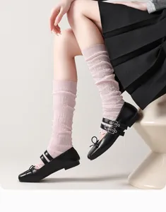 Nahaufnahme Detail japanischer rosa Strick Beinwärmer mit Rauten Netzmuster Textur.