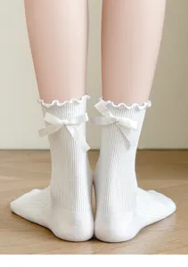 Calzini bianchi con volant da donna, caratterizzati da un elegante fiocco stile dolce.