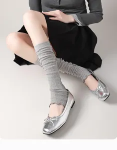 Detailansicht der grauen Strick-Beinwärmer im japanischen Stil, Nahaufnahme der Socken.