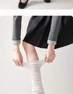 Detailaufnahme weißer Strick-Stulpen mit Rauten-Muster für den trendigen japanischen Schulstil.