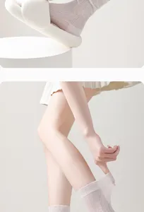 Detailansicht atmungsaktiver Damen-Netzsocken, die feines Material und Passform zeigen.