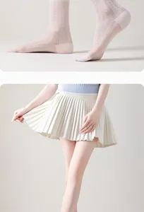 Detailansicht der atmungsaktiven Mesh-Muster-Socken für leichte Frühlings-Sommer-Mode.