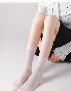 Primer plano de los detalles de calcetines de verano rosas finos para mujer con malla y rayas.