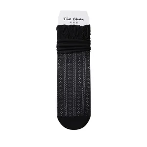 Schwarze Mesh Slouch Socken für Damen, atmungsaktive Sommersocken mit Rüschenbund.