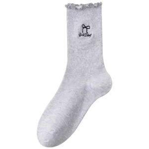 Calzini mid-tube in cotone grigio chiaro con volant graziosi e ricamo a fiocco, morbidi.