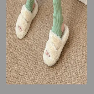 Chaussons douillets automne hiver assortis à des chaussettes à étrier vertes en détail.