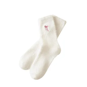 Calcetines de invierno blancos y suaves con lazo para mujeres, calcetines de felpa calentitos.