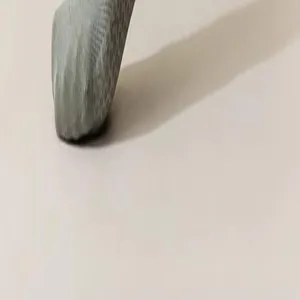 Vista dettagliata di calzini da uomo traspiranti in rete con trama fine e design leggero.