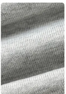 Primer plano de la textura de punto gris suave, mostrando un material transpirable y cómodo.