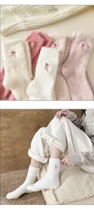 Calcetines de invierno acogedores de forro polar esponjoso con lazos bordados para mujer en casa
