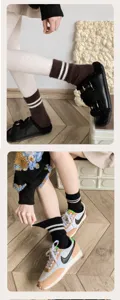 Vue détaillée de chaussettes d'hiver épaisses et chaudes avec double rayure confortable.