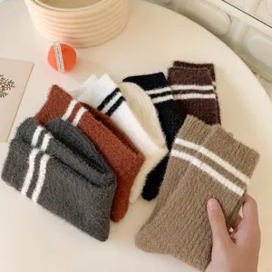 Chaussettes Mi-Mollet Chaudes et Épaissies d'Hiver pour Femmes Chaussettes de Sommeil Rayées Douces en Peluche Vêtements Quotidiens