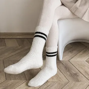 Chaussettes mi-mollet douillettes en molleton d'hiver pour femmes avec rayures classiques.