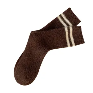 Chaussettes d'hiver douillettes marron avec rayures blanches, chaudes et stylées.