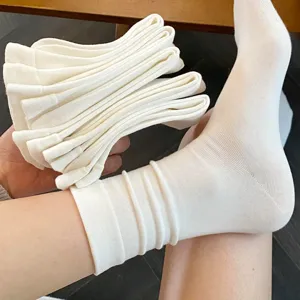 Comode calze bianche da donna con design a coste morbido, stile perfetto per uso quotidiano.