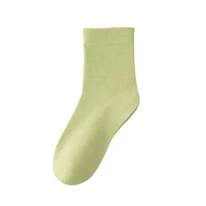 Eleganti calzini medi tinta unita da donna, calze casual in morbido tessuto a maglia verde.