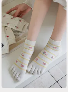 Cute floral bow five-toe socks, sweet style soft breathable cotton split-toe short socks.