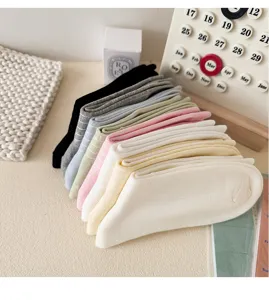 Cómodos calcetines de tubo medio de color sólido para mujer, pack de calcetines casuales de algodón.