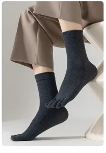 Calcetines de cinco dedos gris oscuro para hombre en detalle, diseño transpirable y cómodo.
