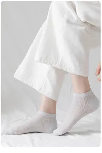Detail van ademende korte sokken met mesh in lichtgrijs, perfect voor comfort in lente en zomer.