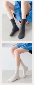 Vista detallada de calcetines de mujer finos y transpirables de color liso, diseño elegante.