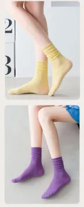 Vista detallada de calcetines medianos finos y transpirables para mujer con suave pliegue.