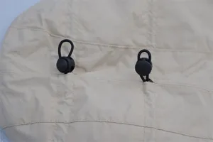 Primo piano dei dettagli del berretto cordino elastico regolabile e tessuto trapuntato.