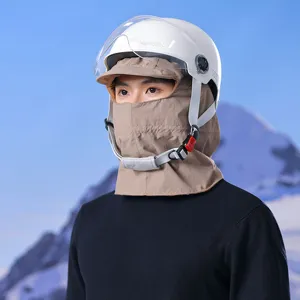 Casco invernale antivento da esterno con visiera trasparente e maschera cachi dettaglio.