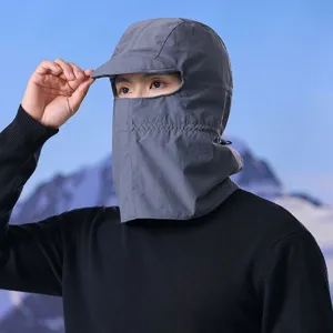 Vista dettagliata del berretto integrato con maschera facciale antivento e protezione solare.