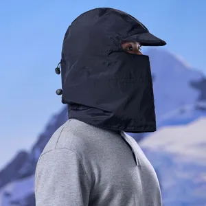 Vista di dettaglio in primo piano del passamontagna invernale nero antivento con maschera.