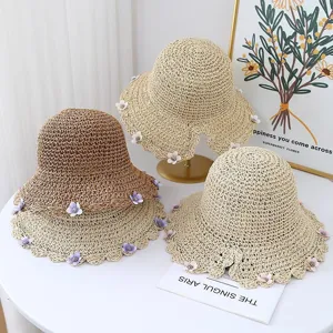 Vista detallada sombrero de paja de verano para mujer con decoracion floral, ala ancha, playa.