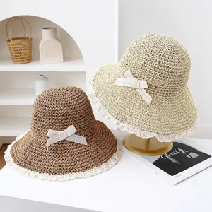 Vista detallada del elegante sombrero de paja con borde de encaje dulce para el verano.