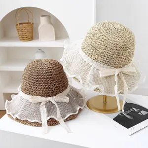 Detalles de sombrero de paja de verano con borde de encaje, lazo elegante y diseño transpirable.