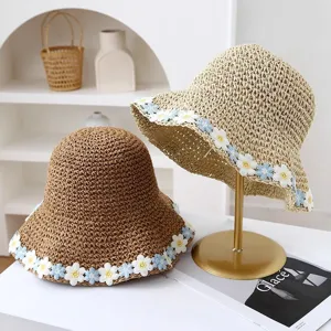 Dulce sombrero de paja con delicado borde de encaje floral azul y blanco para verano.
