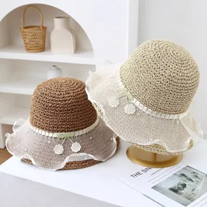 Sombrero de paja para mujer con ala de encaje y cerezas para vacaciones de verano.