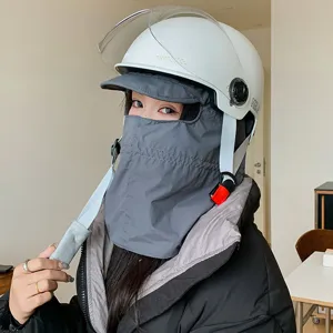 Casco berretto invernale antivento da esterno con maschera facciale vista dettagliata