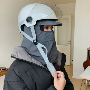 Dettaglio della maschera del casco antivento invernale all'aperto, design termico accogliente.