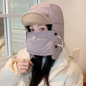 Detailed view of the winter warm bomber hat with integrated face mask in light purple grey.